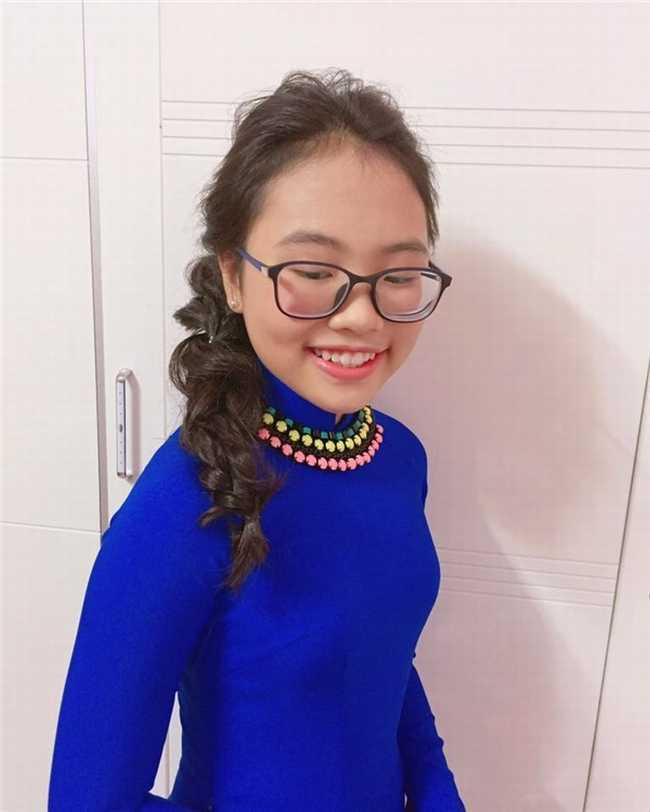 Phương Mỹ Chi thường xuyên diện áo dài khi tham gia các buổi trình diễn. Trang phục giúp nữ ca sĩ nhí trông vô cùng thanh tao, nhẹ nhàng nhưng cuốn hút.