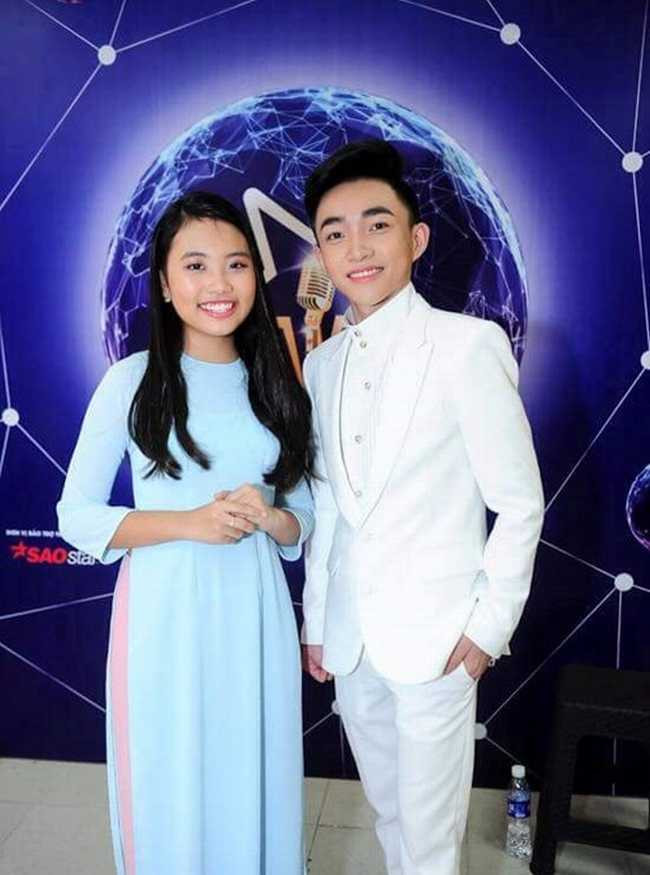 Phương Mỹ Chi chẳng thua kém quán quân Thần tượng Bolero Ngô Trung Quang 18 tuổi về chiều cao.