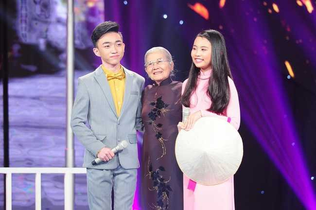 Phương Mỹ Chi trên sân khấu chung kết Thần tượng Bolero cùng NSND Phi Điểu và Ngô Trung Quang.