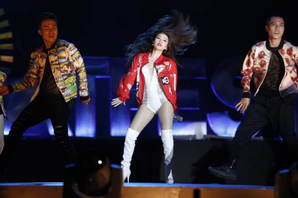 Bảo Thy được mong chờ với 2 ca khúc Around The World và Give me your love