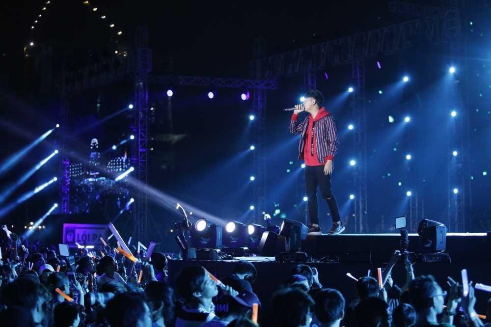 Ngô Kiến Huy làm nóng sân khấu với Mình yêu từ bao giờ và Nupakachi