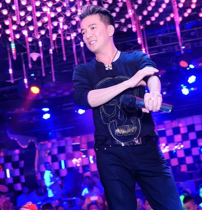 20141216-dam-vinh-hung-om-hon-ca-si-vu-ha-trong-quan-bar-14