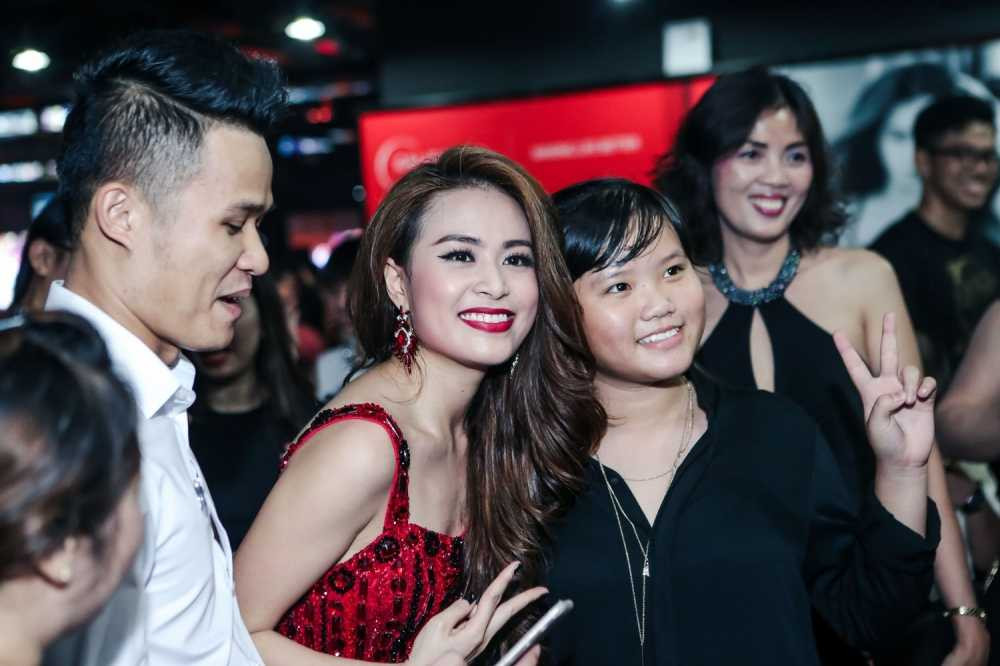 Hoang Thuy Linh tai Calif