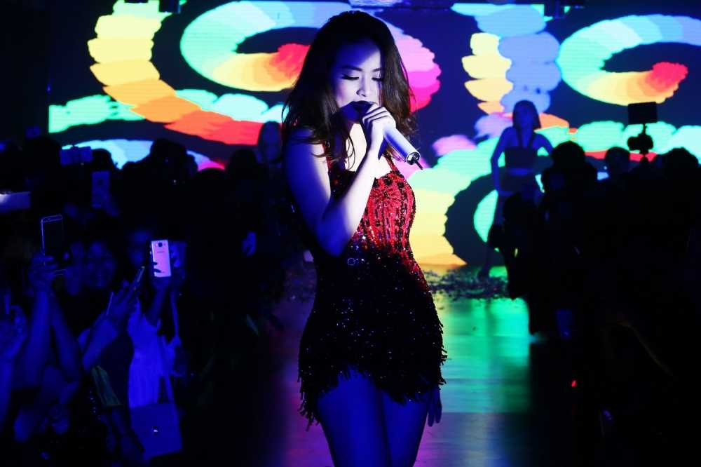 Hoang Thuy Linh tai Calif