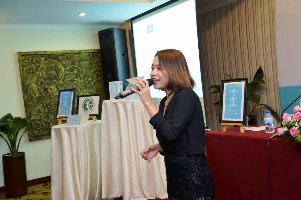 Thai Trinh lam MC buoi ra