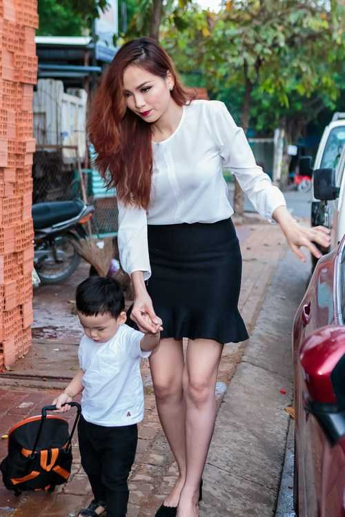 Diem Huong trao qua giang