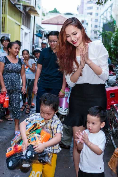 Diem Huong trao qua giang