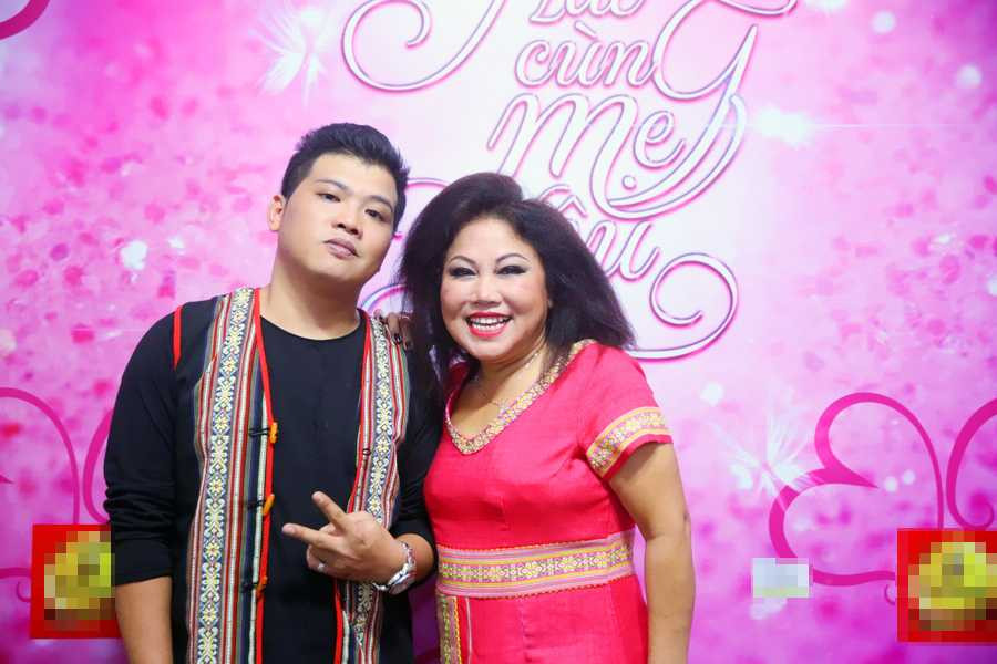 5. Siu Black va con trai