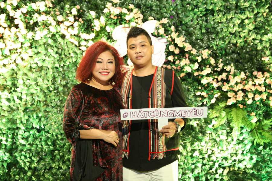 4. Siu Black va con trai 