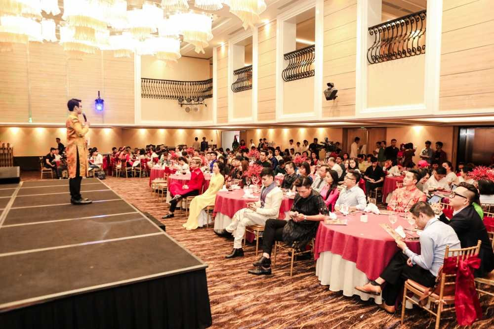 DONG DAO NGHE SI & KHACH