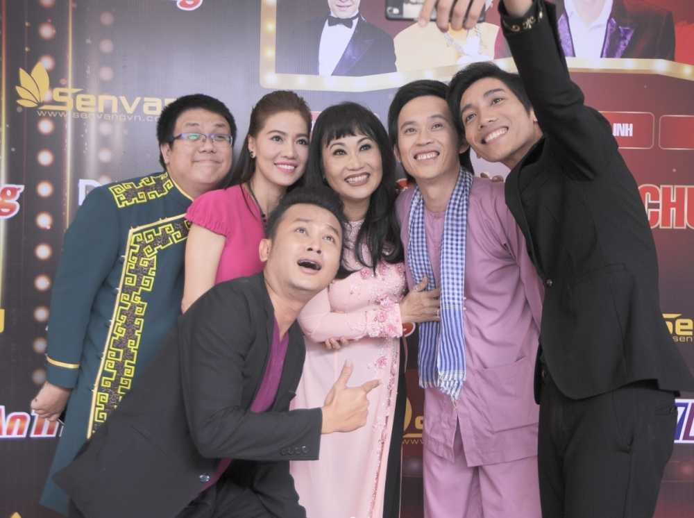 Nghe si Hoai Linh va ba P