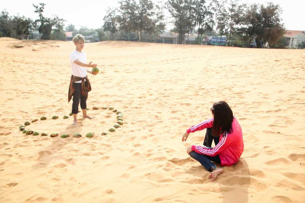 03 BUI ANH TU TO TINH VOI DIEU NHI TREN DOI CAT PHAN THIET (1)