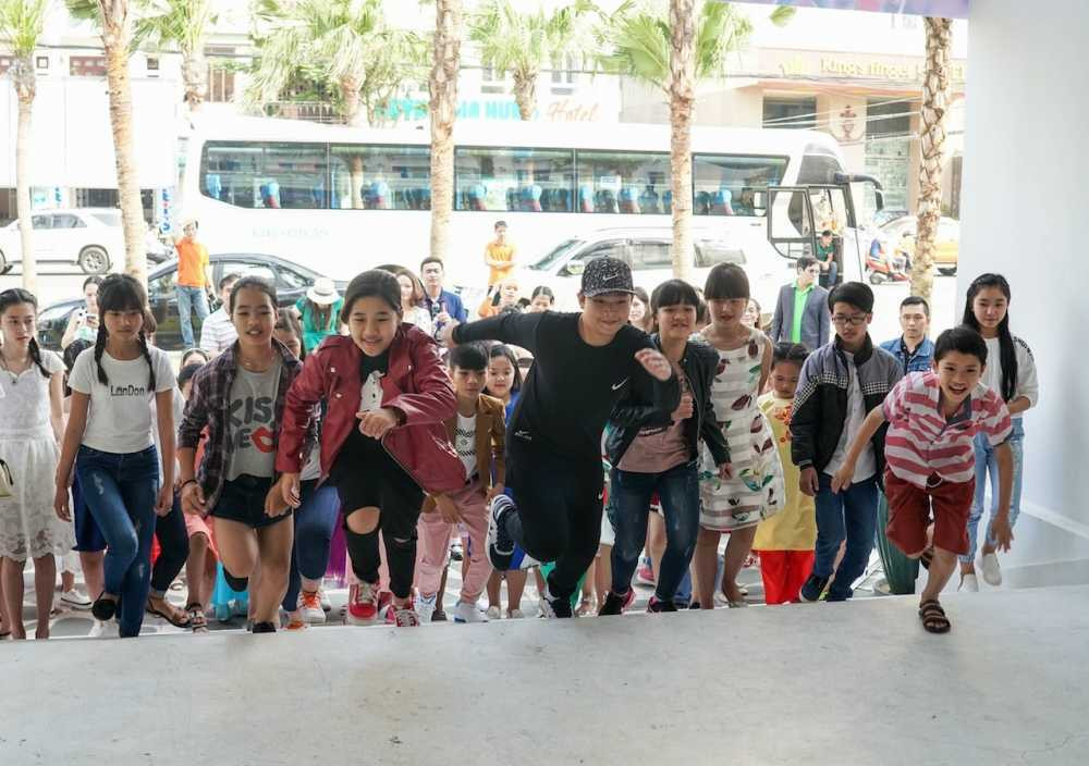 Cac thi sinh nhi hao huc