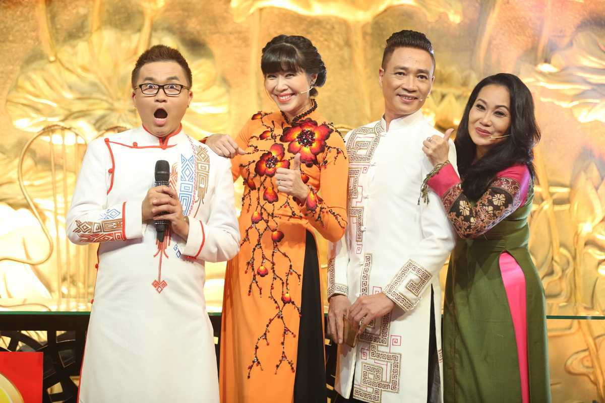 1 Ban giam khao va MC (2)