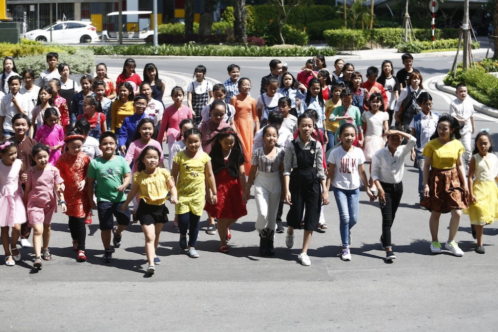 Dong dao thi sinh tham du