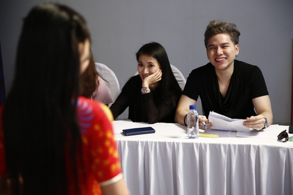 Hoang Ton hao hung trong