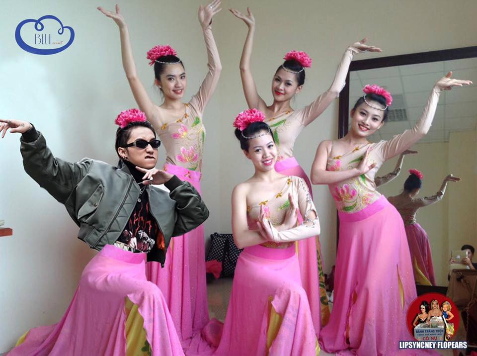 17629650_842567299225606_