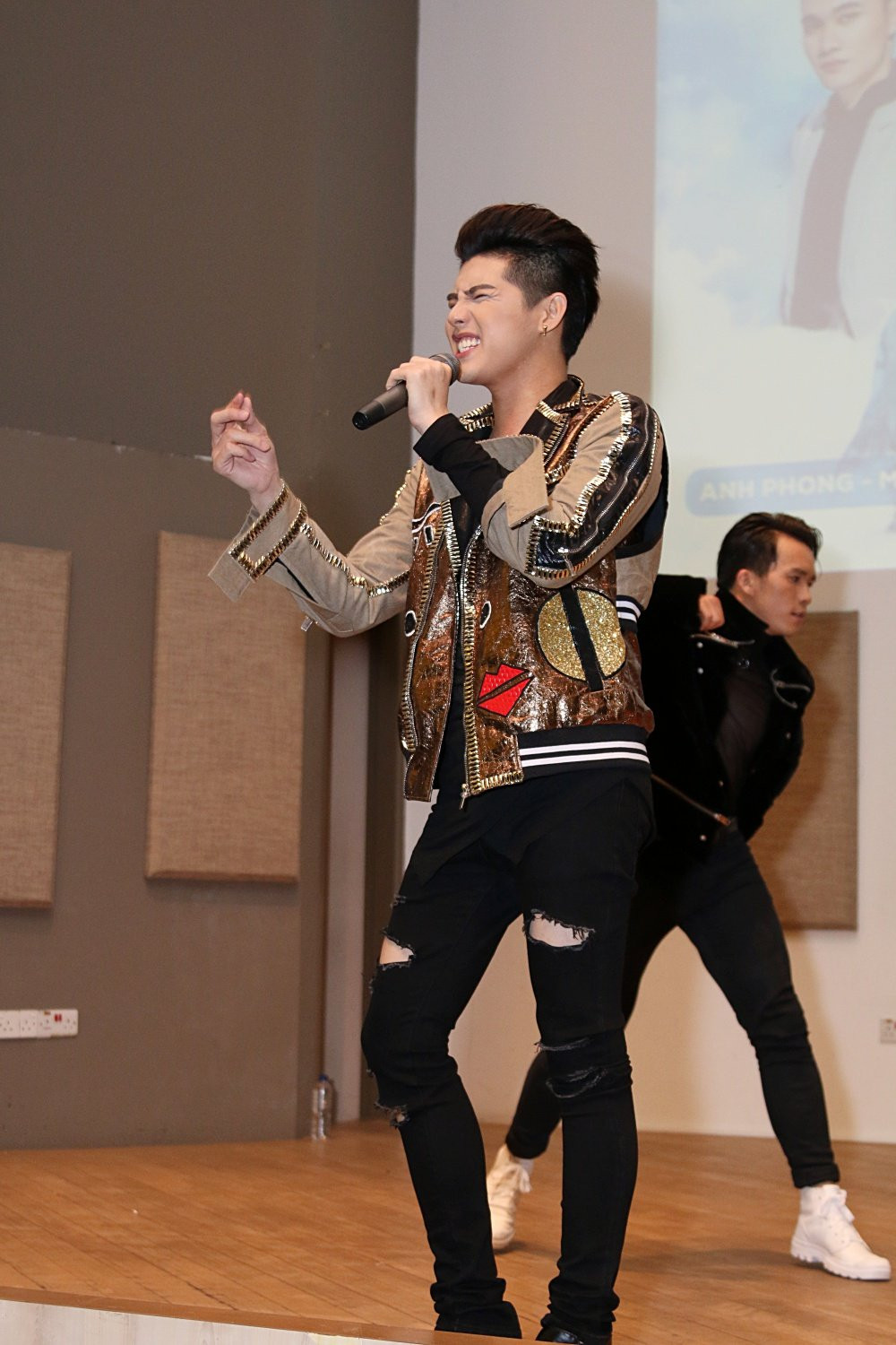 Hinh anh Noo Phuoc Thinh chieu fan het muc khien khan gia Singapore ‘ban loan’