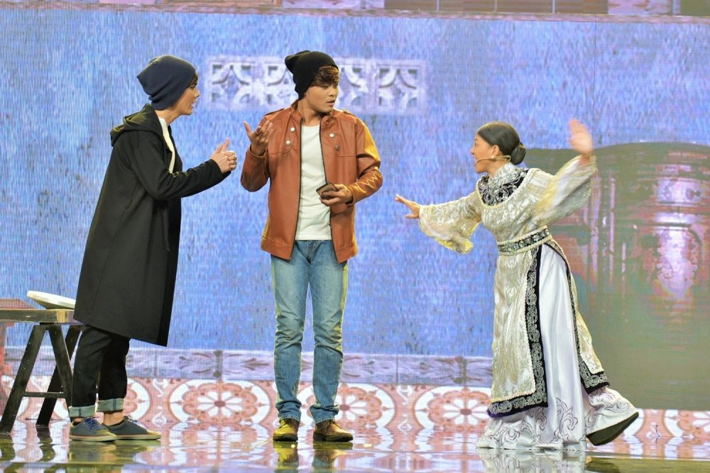 Hinh anh Hoai Linh xuc dong, bat khoc ngay tren ghe nong