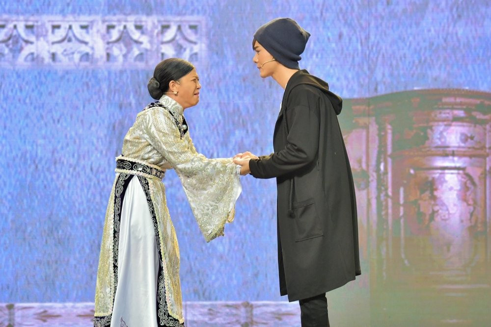 Hinh anh Hoai Linh xuc dong, bat khoc ngay tren ghe nong