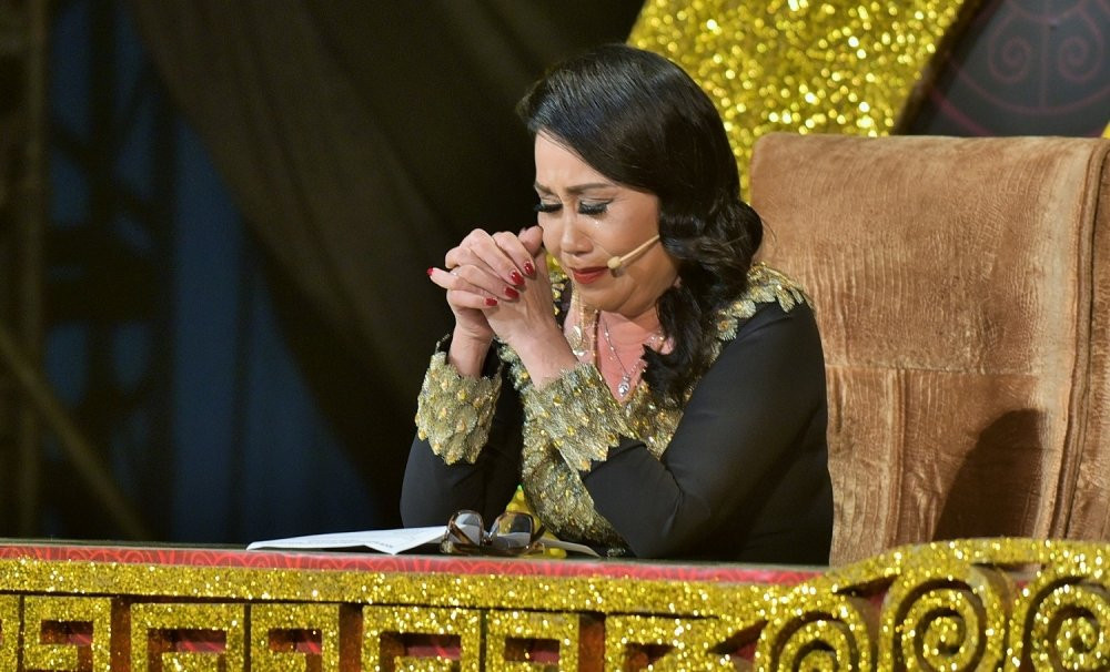 Hinh anh Hoai Linh xuc dong, bat khoc ngay tren ghe nong 3