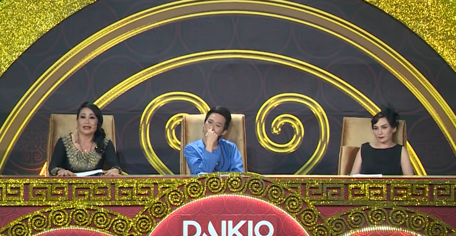 Hinh anh Hoai Linh xuc dong, bat khoc ngay tren ghe nong 4