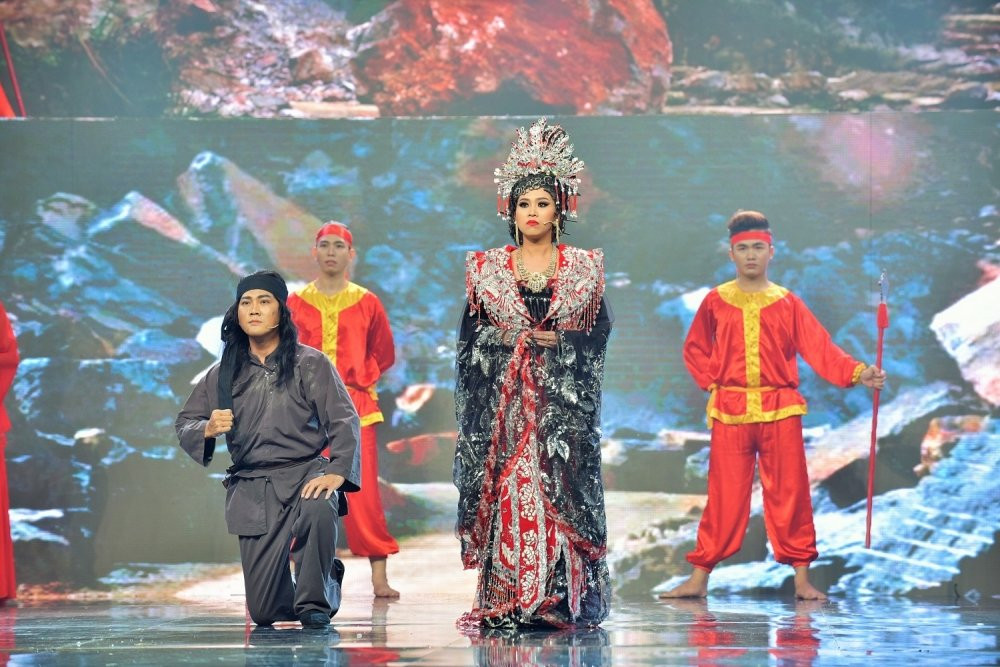 Hinh anh Hoai Linh xuc dong, bat khoc ngay tren ghe nong 8