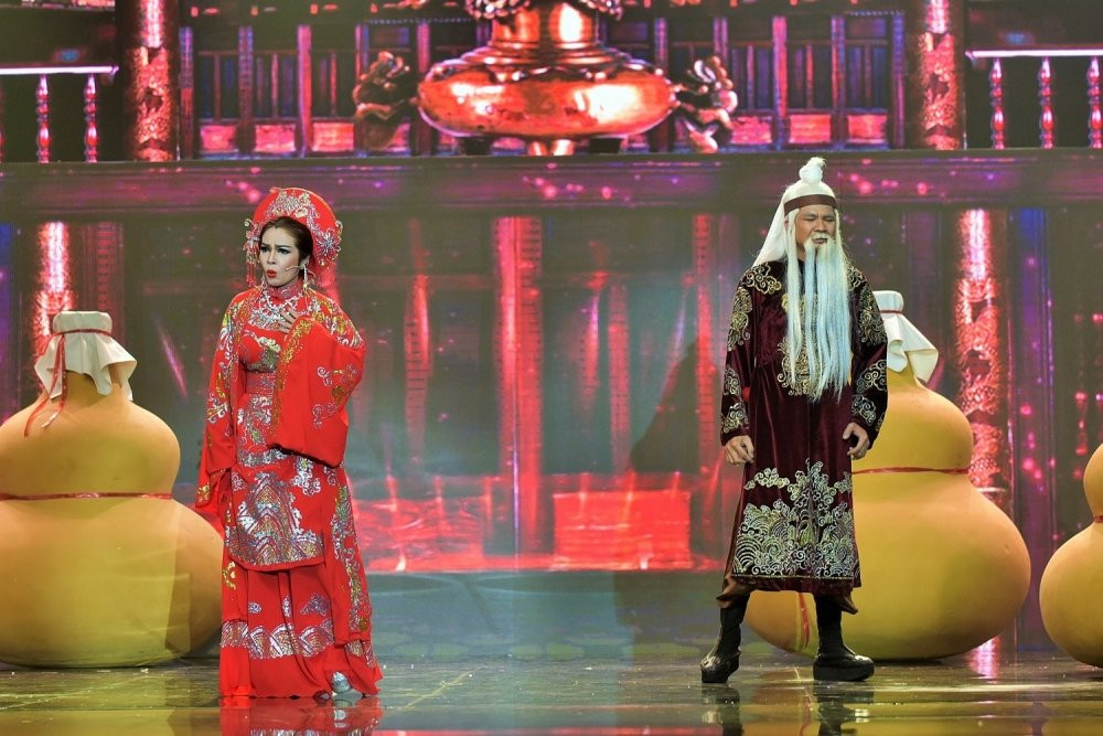 Hinh anh Hoai Linh xuc dong, bat khoc ngay tren ghe nong 9