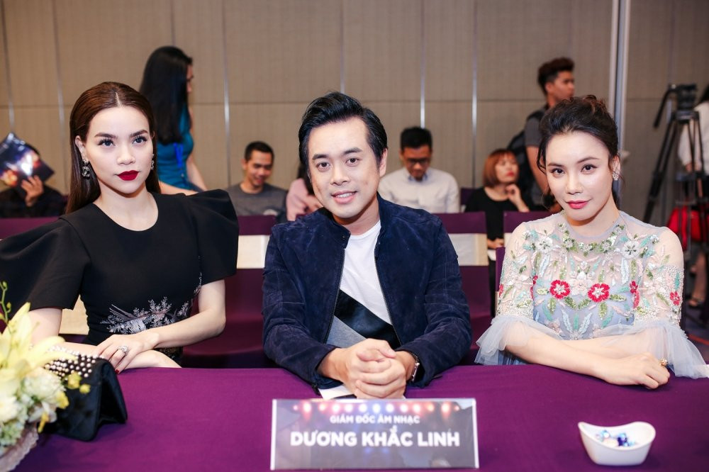 Hinh anh Ho Quynh Huong dap tra khi Ha Ho cung ngoi ghe nong nhung cat xe cao