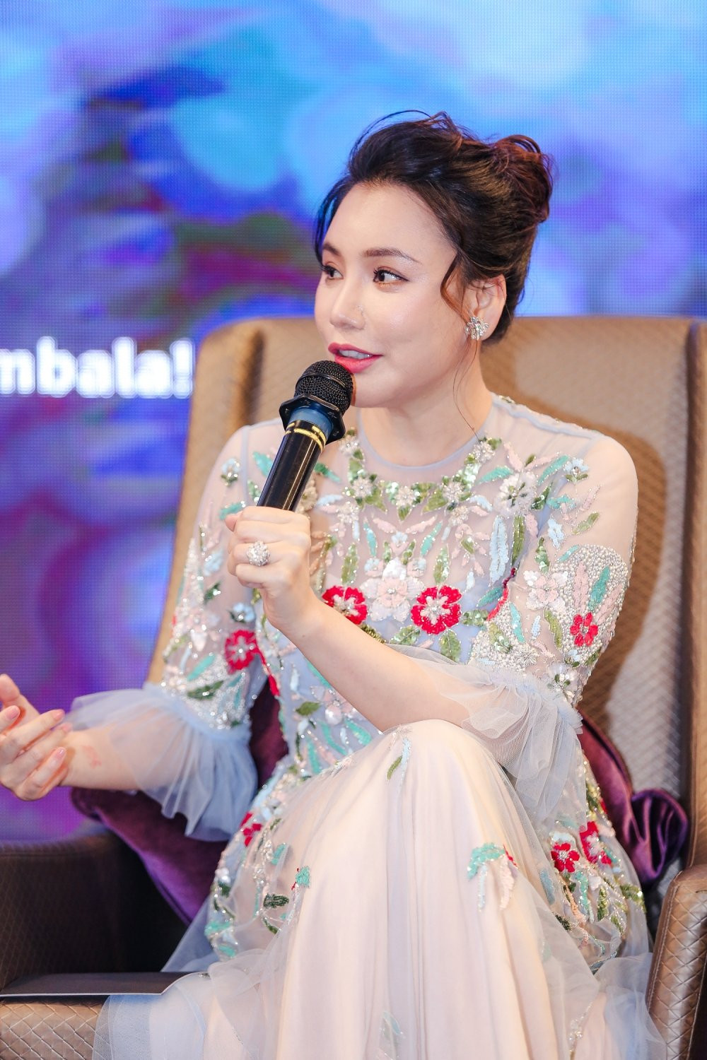 Hinh anh Ho Quynh Huong dap tra khi Ha Ho cung ngoi ghe nong nhung cat xe cao