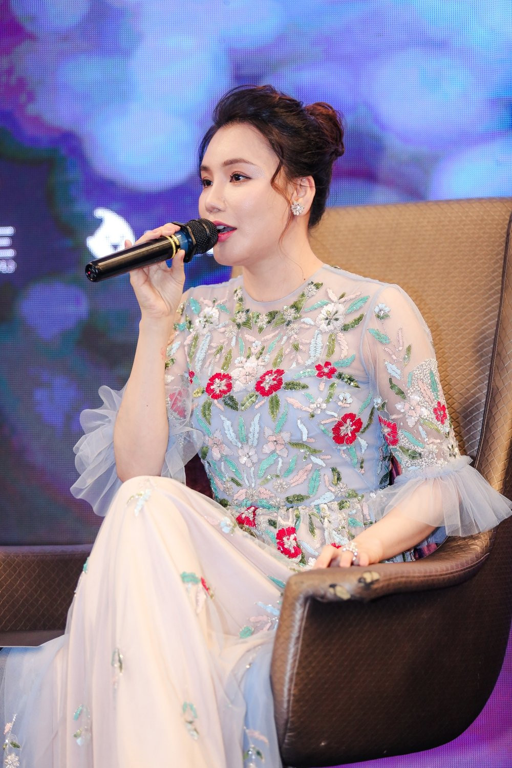 Hinh anh Ho Quynh Huong dap tra khi Ha Ho cung ngoi ghe nong nhung cat xe cao 3