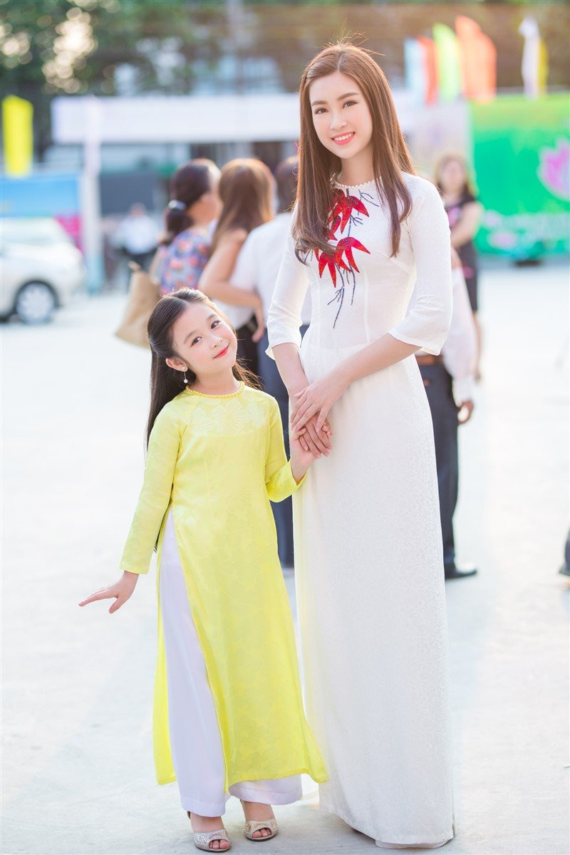 Hinh anh Hoa hau Do My Linh dien ao ba ba trai nghiem am thuc Nam bo