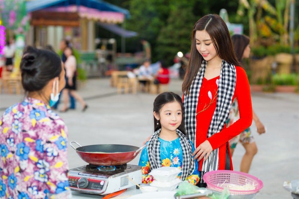 Hinh anh Hoa hau Do My Linh dien ao ba ba trai nghiem am thuc Nam bo 6