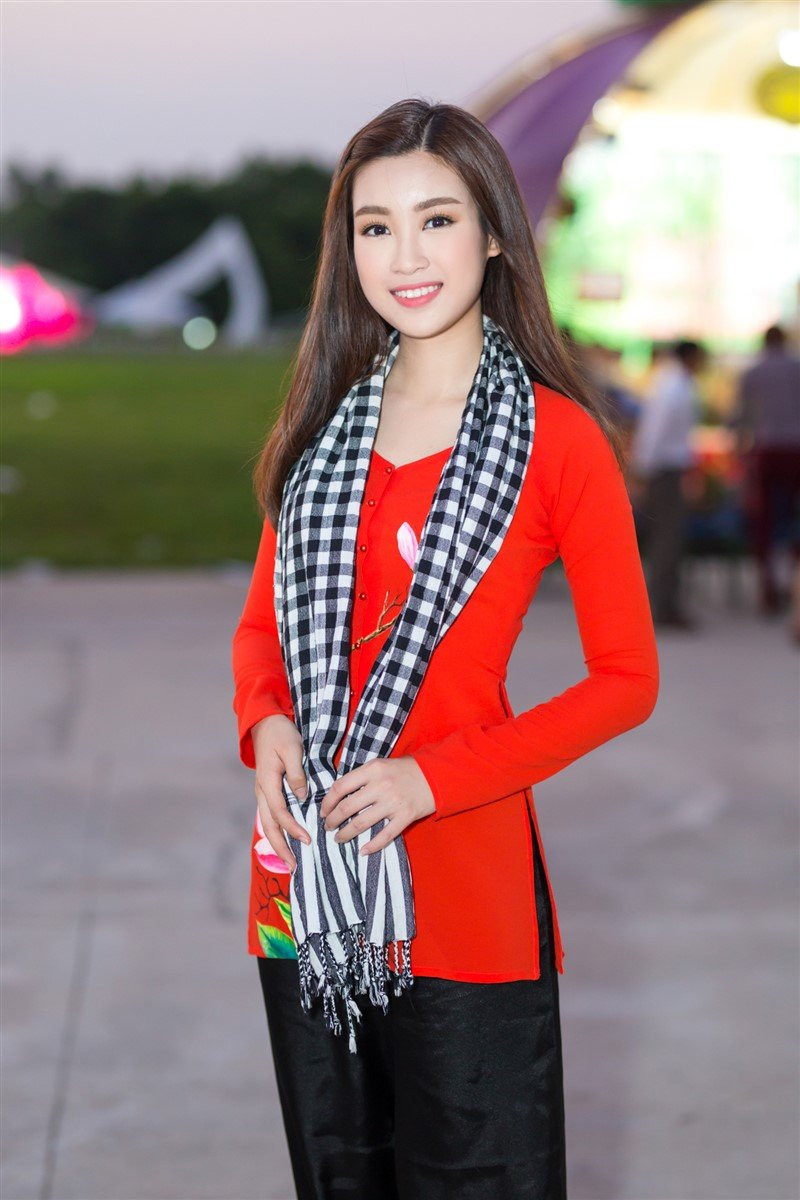 Hinh anh Hoa hau Do My Linh dien ao ba ba trai nghiem am thuc Nam bo 7