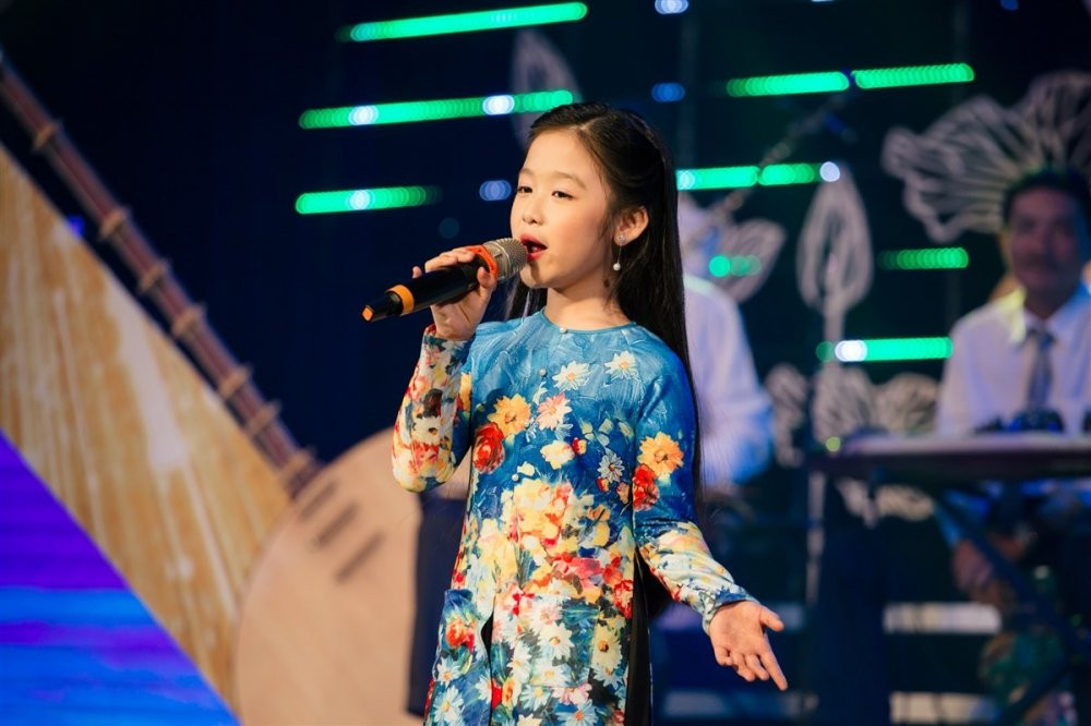 Hinh anh Hoa hau Do My Linh dien ao ba ba trai nghiem am thuc Nam bo 9