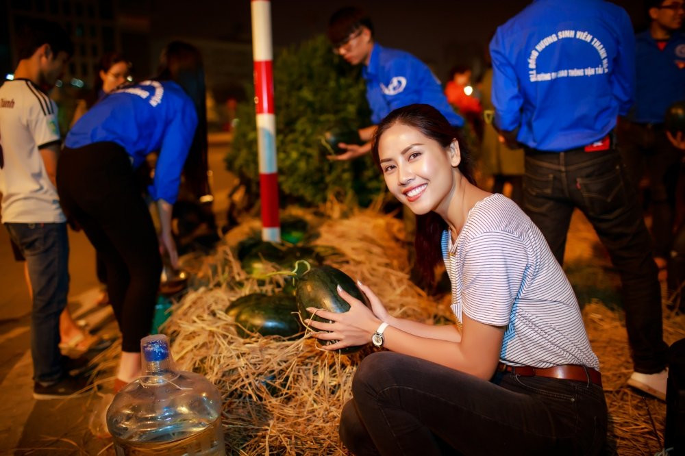 Hinh anh Hoa hau Nguyen Thi Loan mua dua ung ho ba con mien Trung