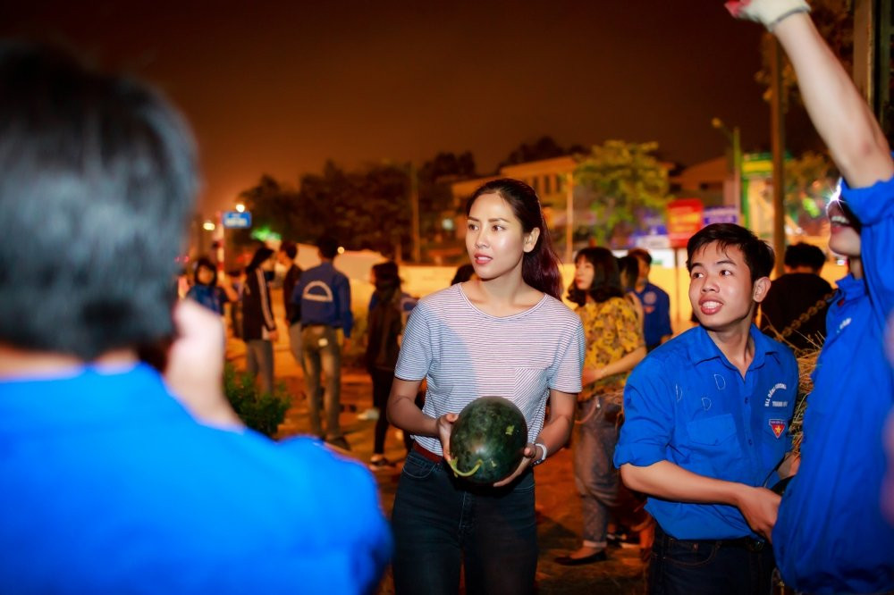Hinh anh Hoa hau Nguyen Thi Loan mua dua ung ho ba con mien Trung