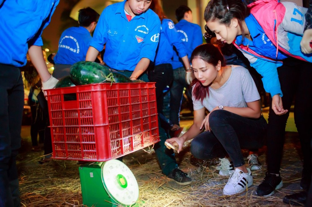 Hinh anh Hoa hau Nguyen Thi Loan mua dua ung ho ba con mien Trung 4