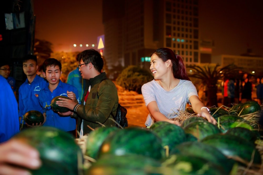 Hinh anh Hoa hau Nguyen Thi Loan mua dua ung ho ba con mien Trung 5