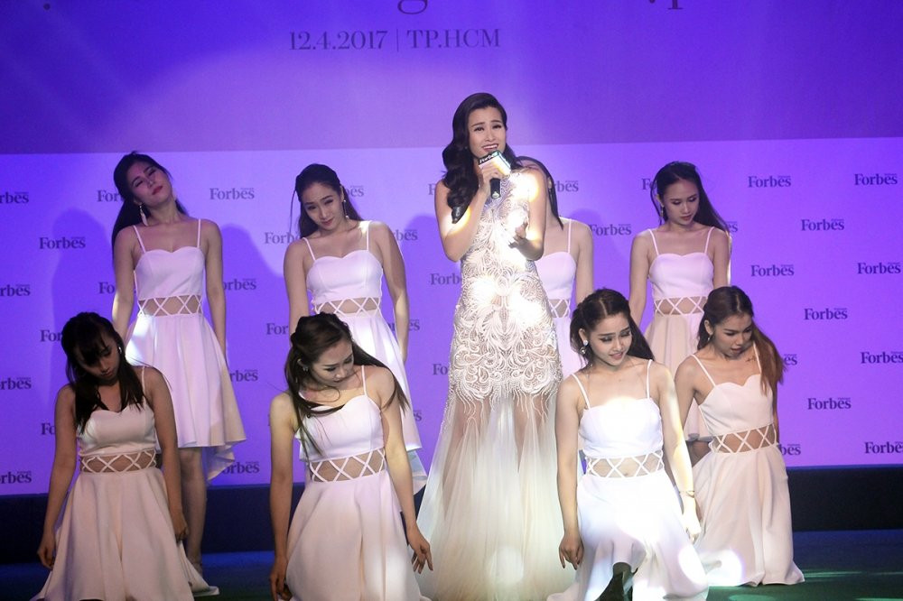 Hinh anh Dong Nhi long lay nhan giai top “50 nguoi phu nu anh huong nhat Viet Nam’ 5