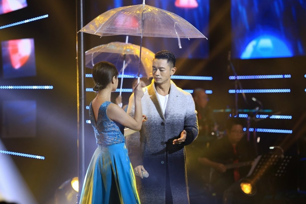 Hinh anh Ngoc Son yeu cau thi sinh nam coi ao khoe body tren san khau