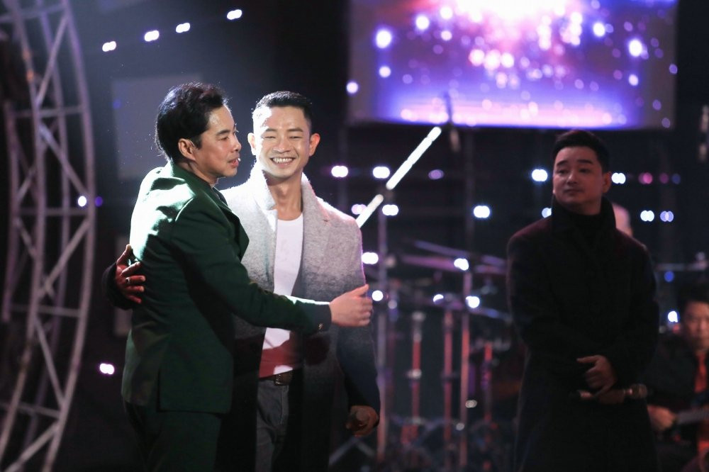 Hinh anh Ngoc Son yeu cau thi sinh nam coi ao khoe body tren san khau