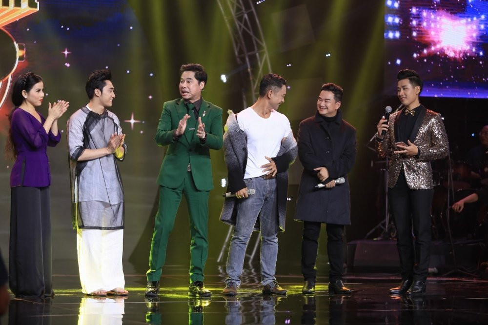 Hinh anh Ngoc Son yeu cau thi sinh nam coi ao khoe body tren san khau 3