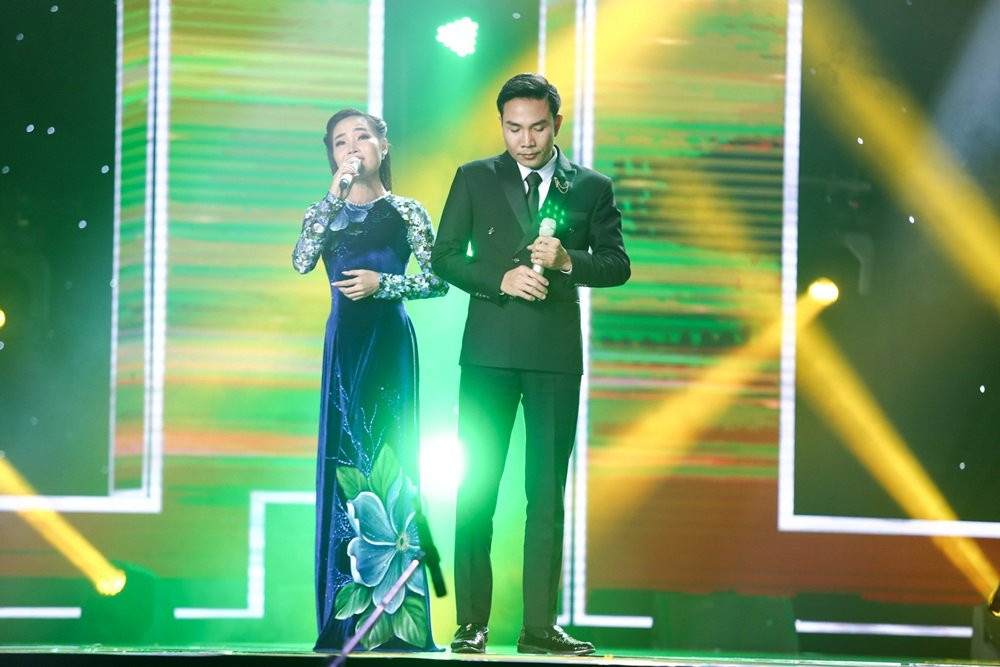 Hinh anh Than tuong bolero: Hoc tro Quang Le khien Le Quyen me man 12