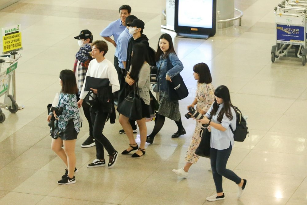 Hinh anh Nhom nhac Infinite hanh phuc trong vong vay fan o san bay