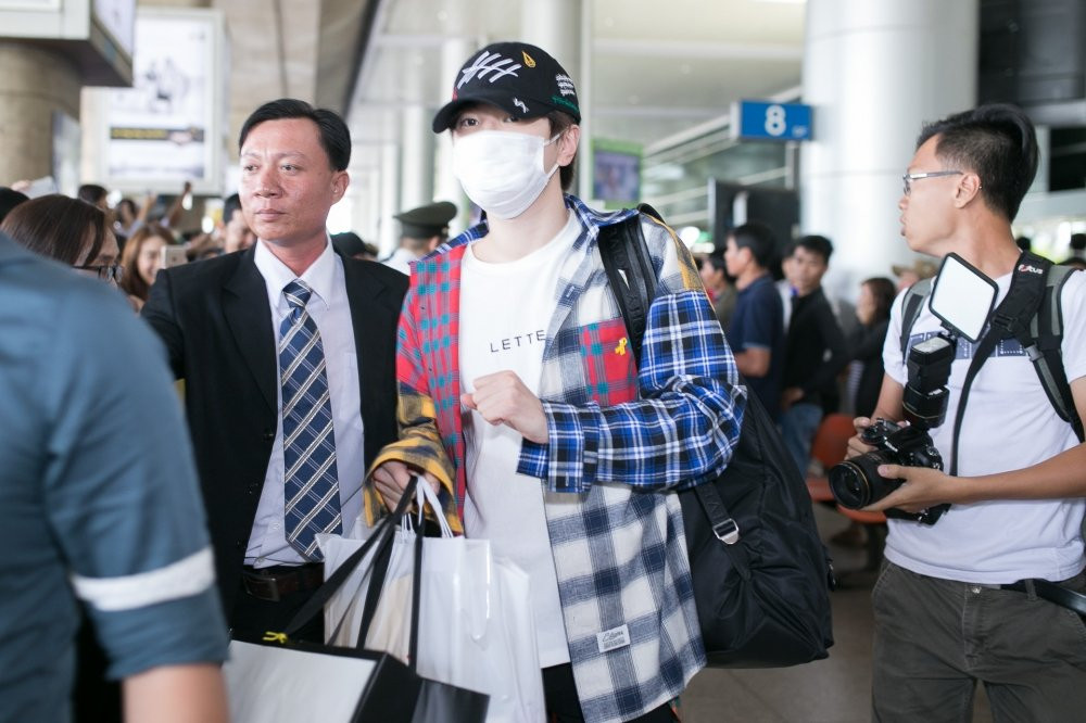 Hinh anh Nhom nhac Infinite hanh phuc trong vong vay fan o san bay 3