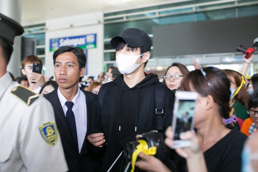 Hinh anh Nhom nhac Infinite hanh phuc trong vong vay fan o san bay 4