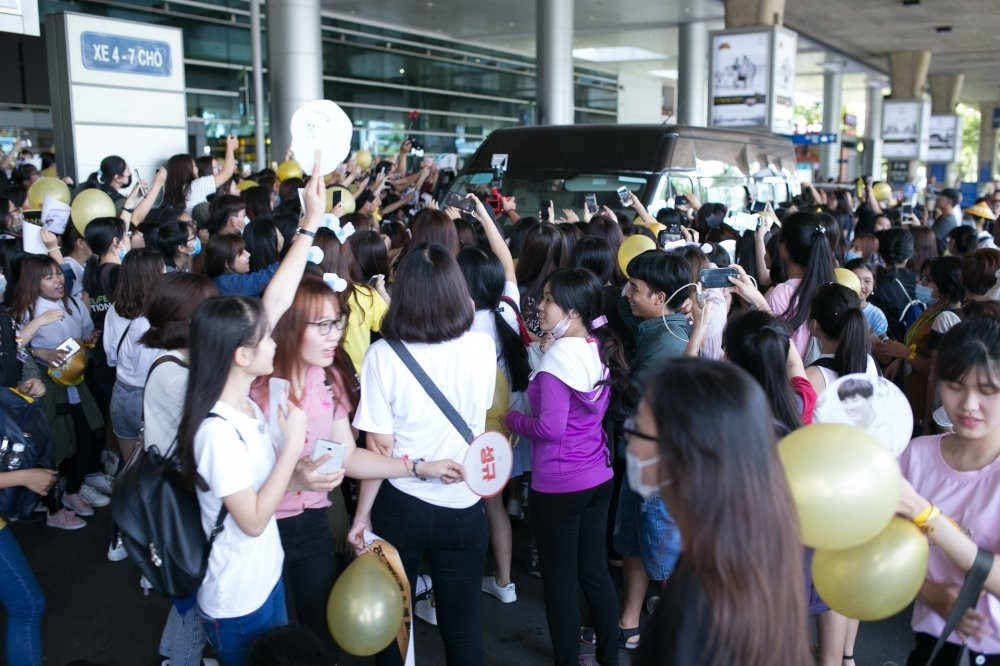 Hinh anh Nhom nhac Infinite hanh phuc trong vong vay fan o san bay 5