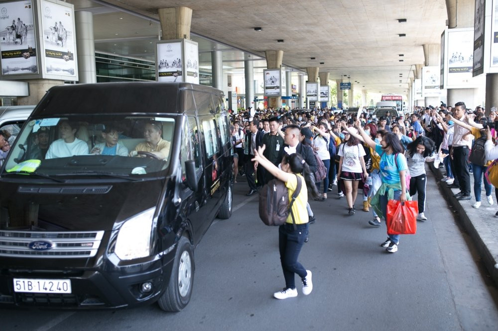 Hinh anh Nhom nhac Infinite hanh phuc trong vong vay fan o san bay 6