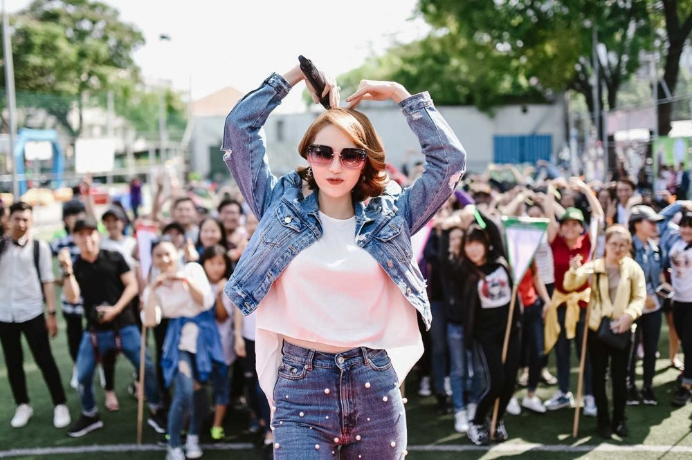 Hinh anh Video: Minh Hang xuc dong khi duoc fan nu nho dat ten cho con 3